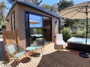 terrasse cottage Jasmin et son jacuzzi